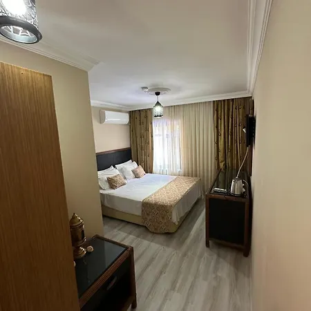 Loost Town Hotel 3*